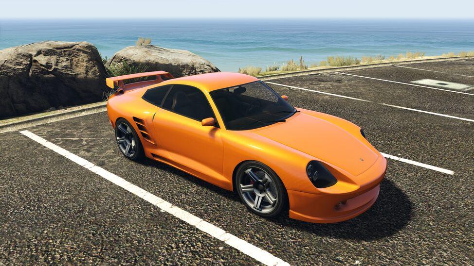 Comet laranja em GTA V estacionado em um estacionamento à beira-mar no PS4 e PS5