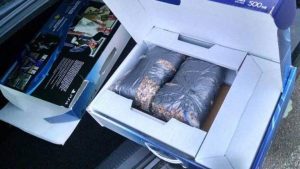 Homem compra PS4 no Wallmart e recebe tijolos