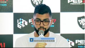 Konami anuncia apoio à Chapecoense e Gabigol como embaixador