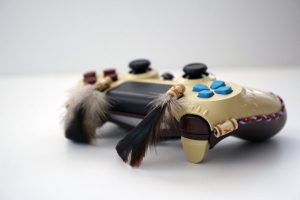 Artista personaliza DualShock 4 inspirado em Horizon: Zero Dawn
