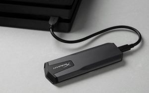 [BGS 2018] HyperX lança fone e SSDs compatíveis com PlayStation 4