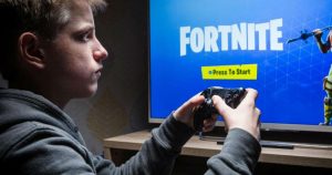 Garoto destrói carro dos pais por ficar sem Fortnite, e gera debate sobre vício