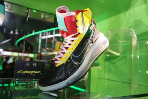 O futuro nos pés: Cyberpunk 2077 ganha tênis personalizado