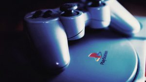 Receitas da divisão PlayStation caem 17%, mas Sony se mantém forte