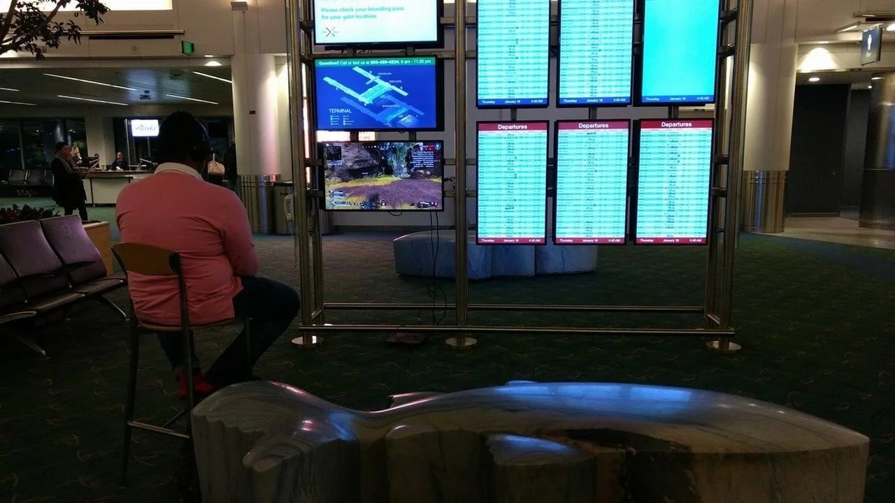 Toda hora é hora do play: passageiro usa TV de aeroporto para jogar PS4