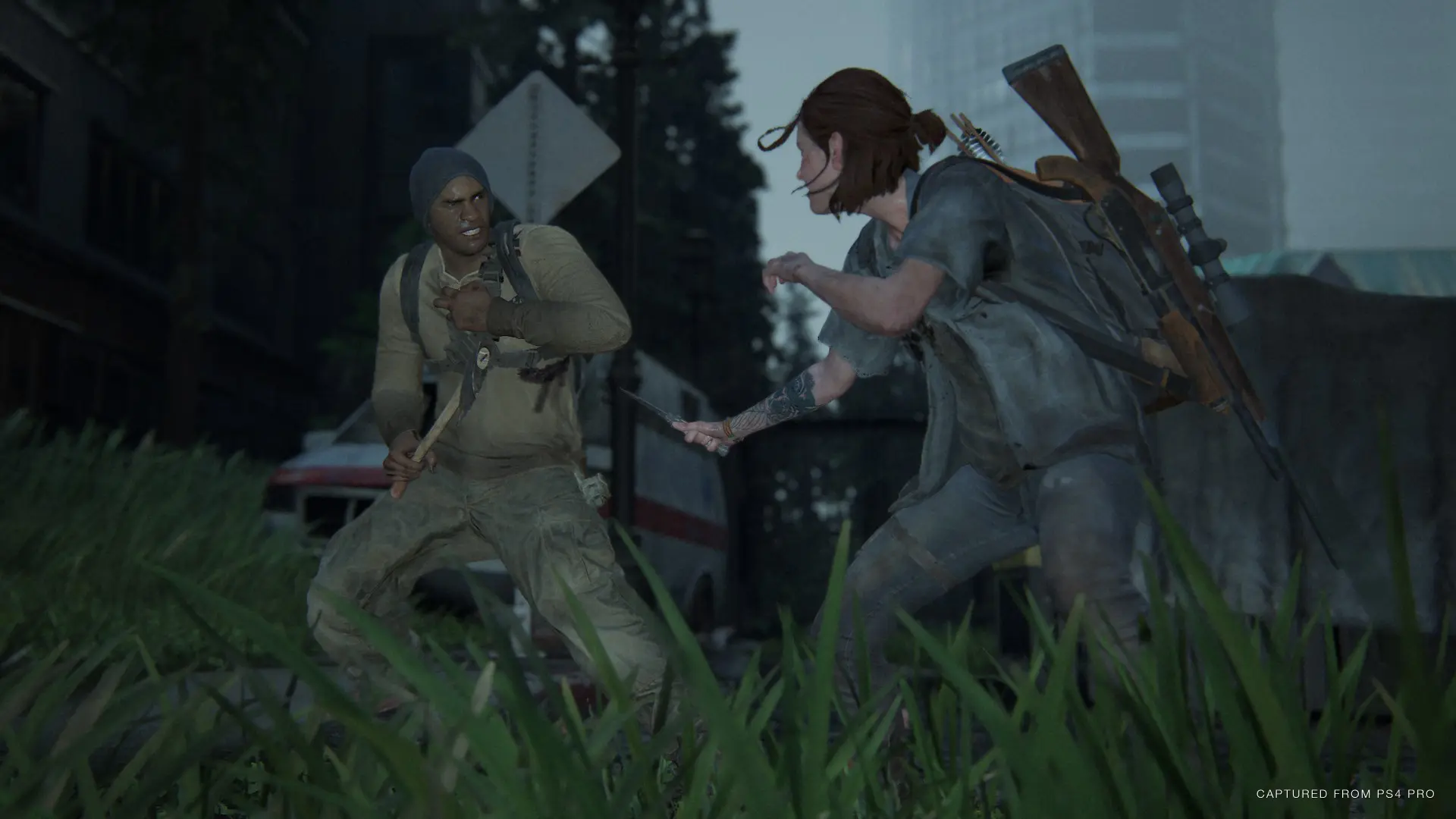 Ellie enfrentando um inimigo armado nas ruas de Seattle em The Last of Us Part II