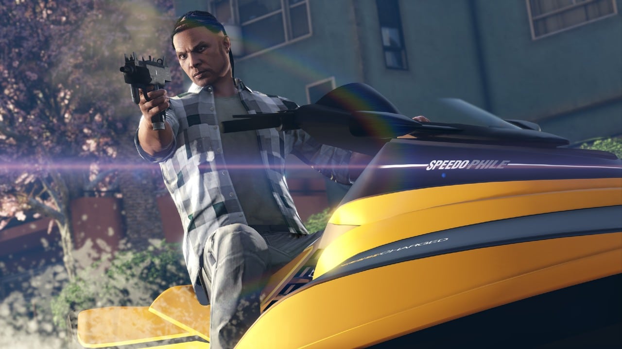 Personagem de GTA Online armado em cima de um jet ski amarelo.