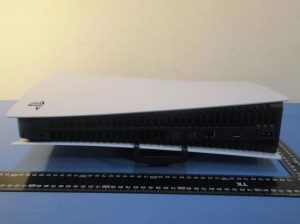 Novas imagens do PS5 reforçam seu tamanho “avantajado”
