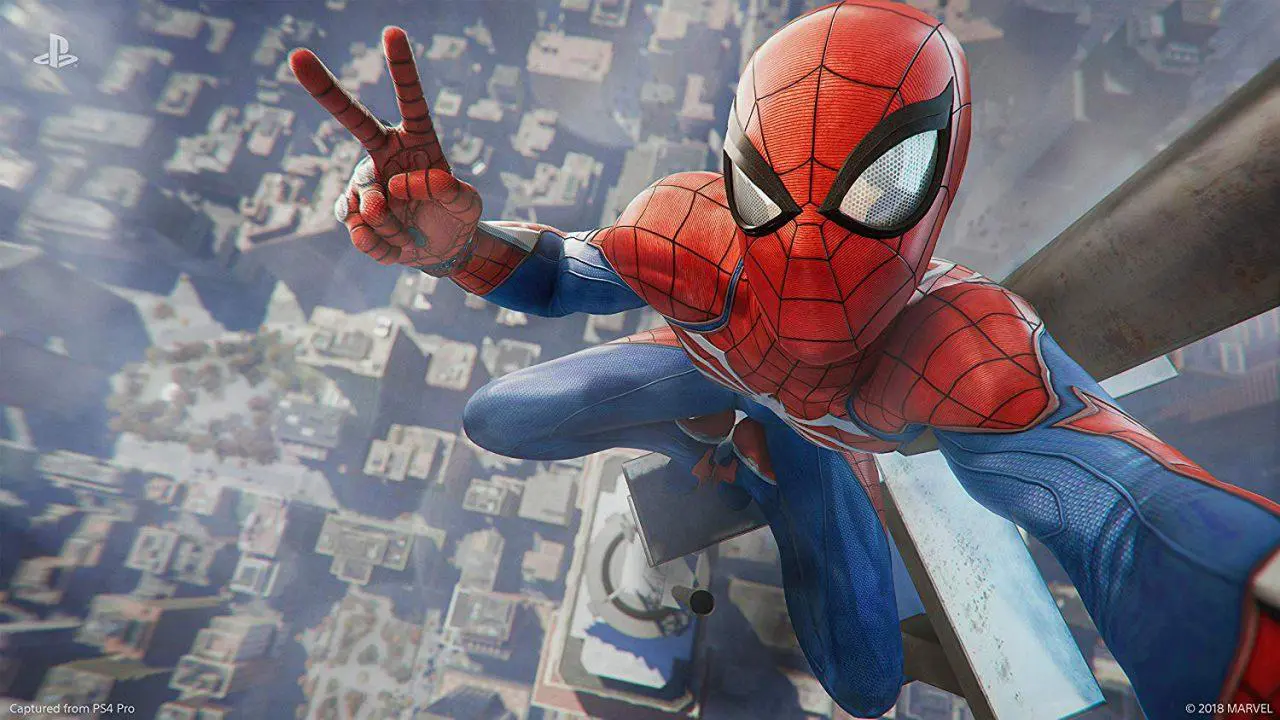 Spider-Man no topo de um prédio fazendo pose para uma selfie.