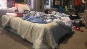 Norte-americanos acampam em frente às lojas em busca do PS5