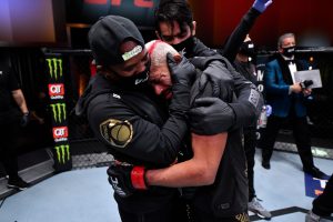 Deus da Guerra: inspirado em Kratos, brasileiro defende cinturão no UFC