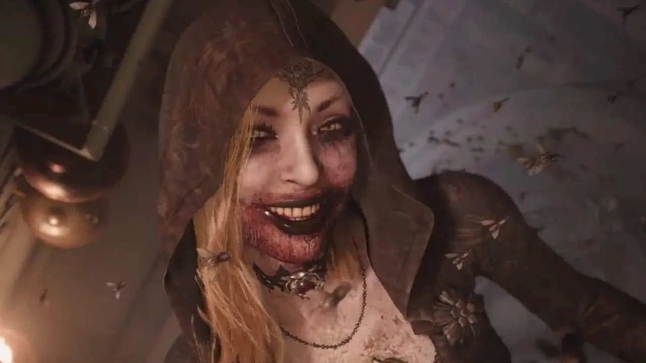 Filha de lady dimitrescu, nova vilã de Resident Evil Village, com a boca ensanguentada e capuz preto.