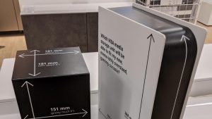 Loja usa “PS5 de papelão” para ajudar clientes a acharem móveis compatíveis com o console
