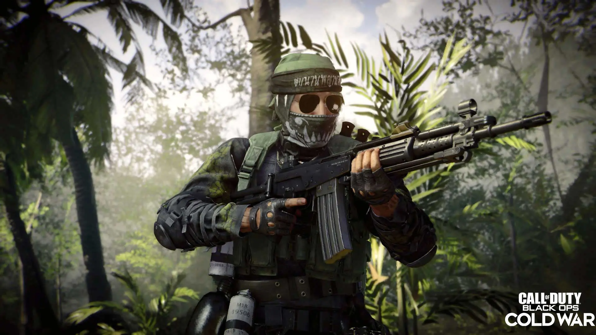 Soldado de Call of Duty: Black Ops Cold War se movendo na floresta
