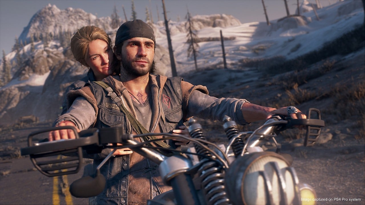 Deacon e sua esposa em uma moto no jogo Days Gone.