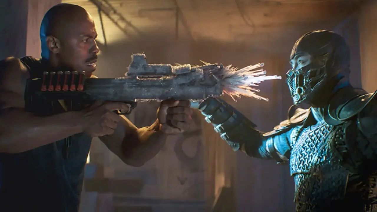 Sub-Zero congelando Jax em cena do novo filme de Mortal Kombat.