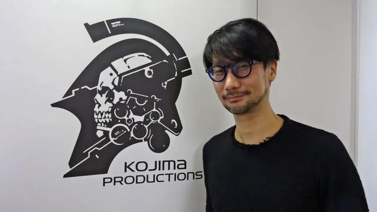 Hideo Kojima com o logo da Kojima Productions ao fundo.