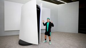 YouTuber paga US$ 70 mil por PS5 de 3 metros (que funciona)