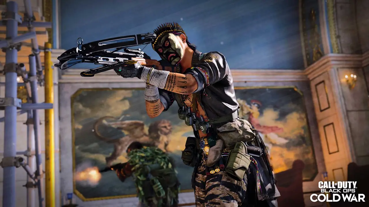 Personagem de Call of Duty Warzone mirando no inimigo com uma crossbow.