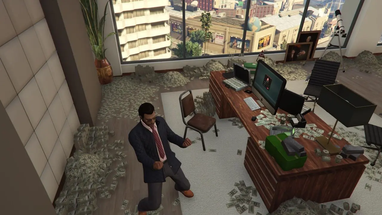 Apartamento cheio de dinheiro espalhado pelo chão enquanto um personagem comemora em GTA Online.