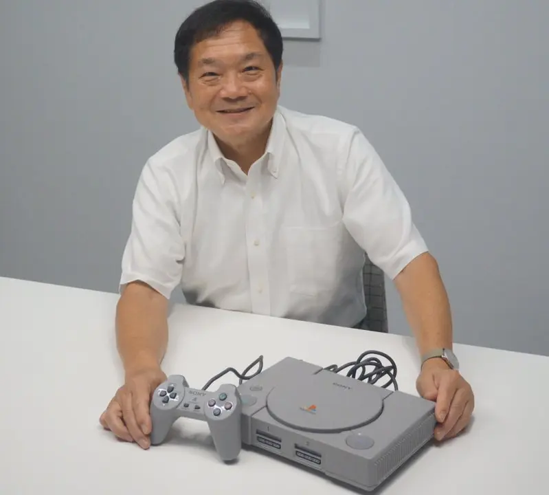 Ken Kutaragi segurando um console PlayStation