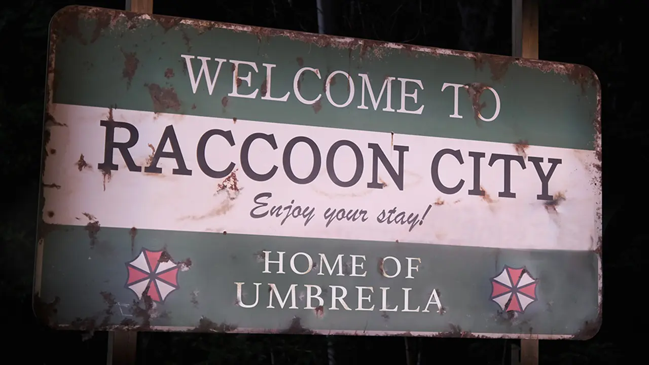 Icônica placa de boas vindas aos visitantes de Raccoon City em Resident Evil.