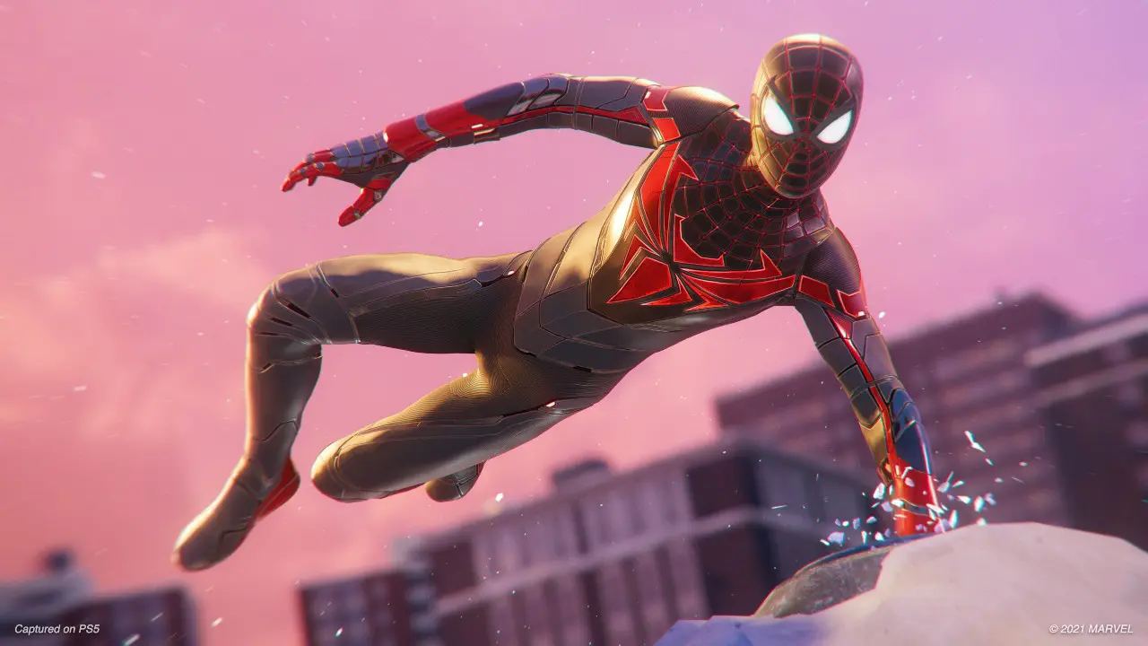 Miles Morales desfilando em seu novo traje "Advanced Tech Suit" em Marvel's Spider-Man: Miles Morales