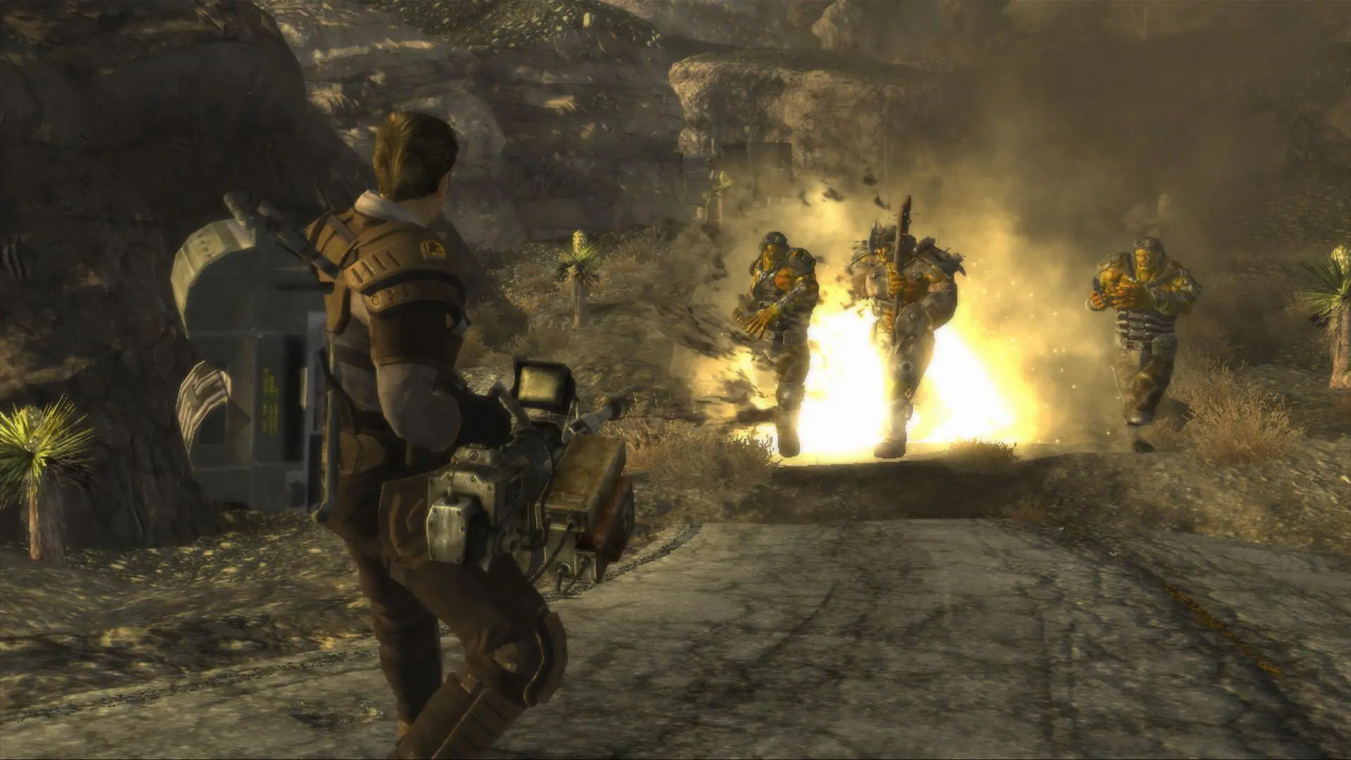 Fallout: New Vegas - cena do jogo mostrando personagem com metralhadora atirando em três inimigos