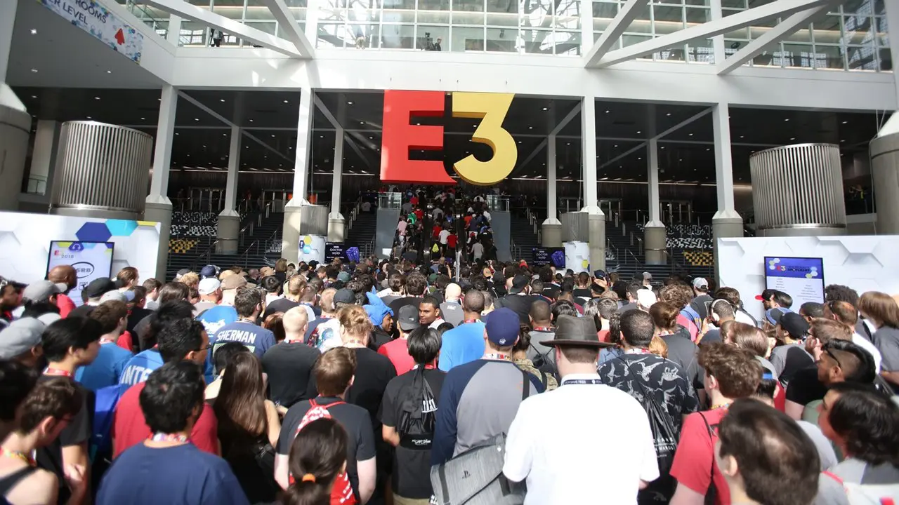 Aglomerado de pessoas nas escadarias da E3.