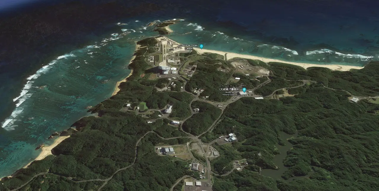 Imagem de uma ilha no Japão, com muita vegetação e uma base espacial