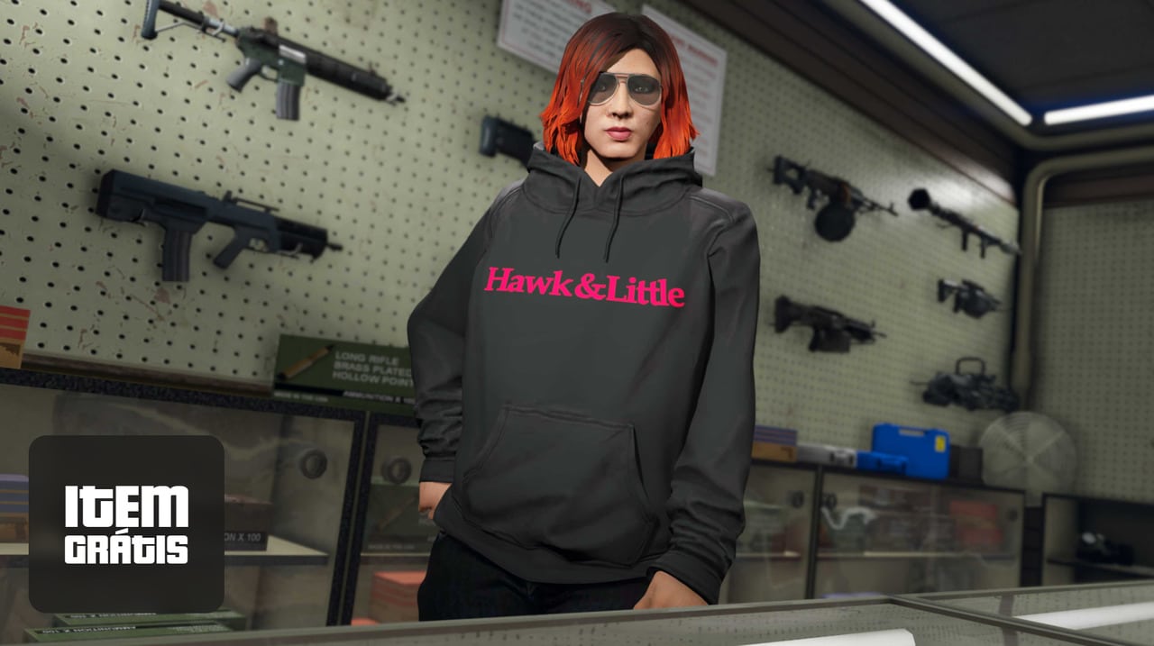 Imagem de uma mulher em GTA Online usando um moletom preto e diversas armas atrás
