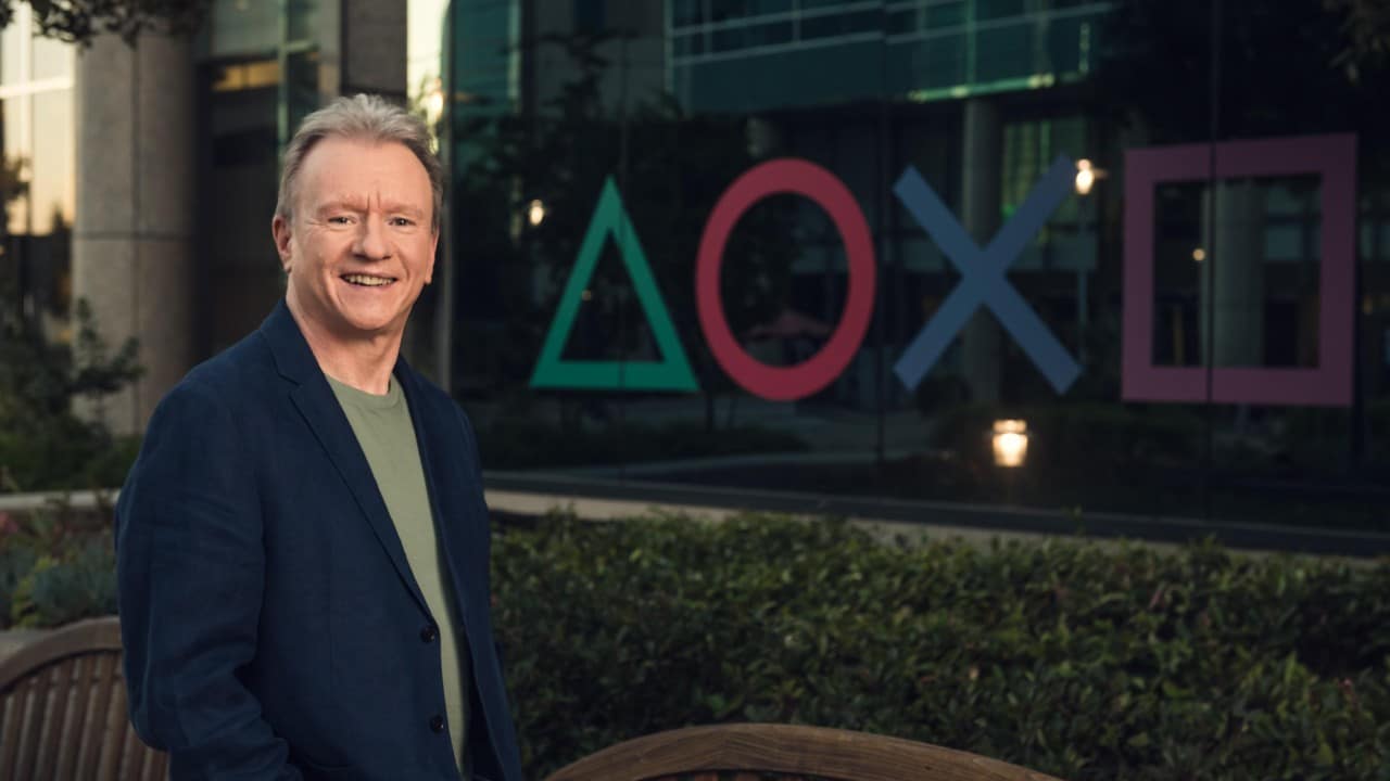 Jim Ryan, CEO da SIE, responsável pela Playstation, em imagem ao lado dos botões do controle do videogame.