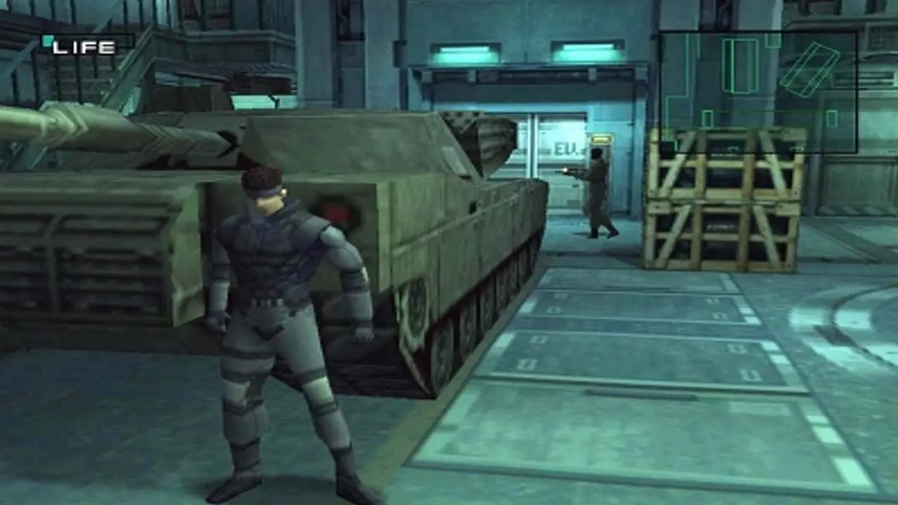 Metal Gear Solid - PlayStation 1 - Personagem escondido atrás de um tanque de guerra