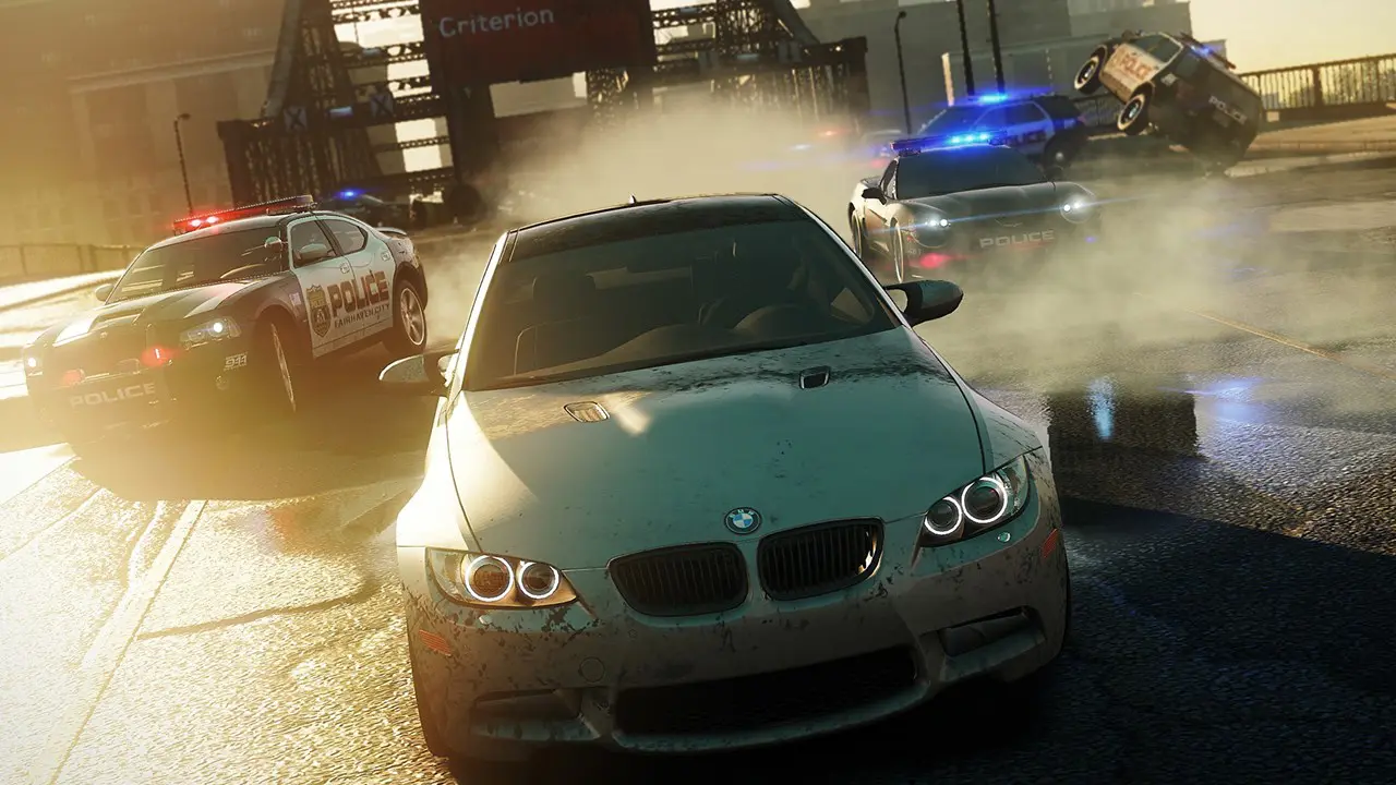 Need For Speed: Most Wanted, jogo de PlayStation 2, com um carro fugindo enquanto vários policiais estão o perseguindo.