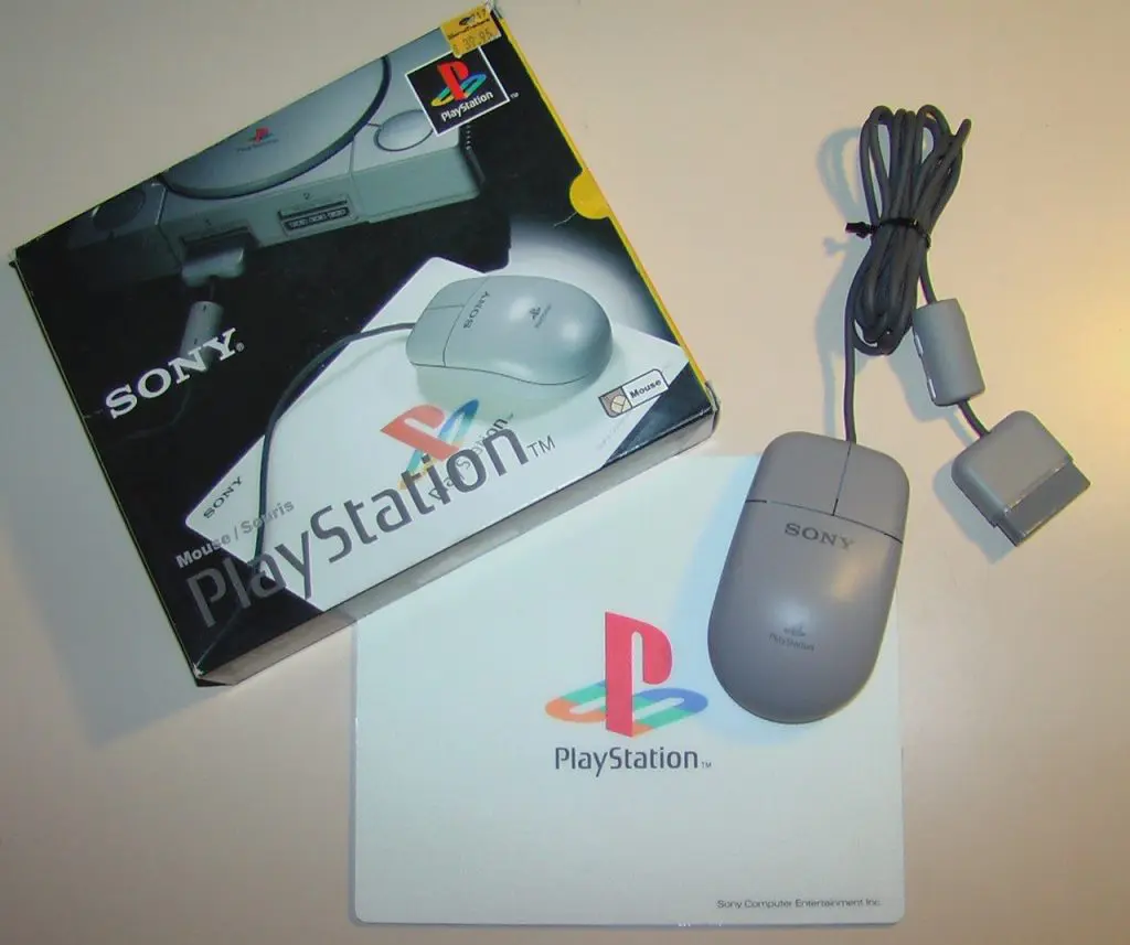 Imagem do PlayStation Mouse, sua caixa e o mousepad