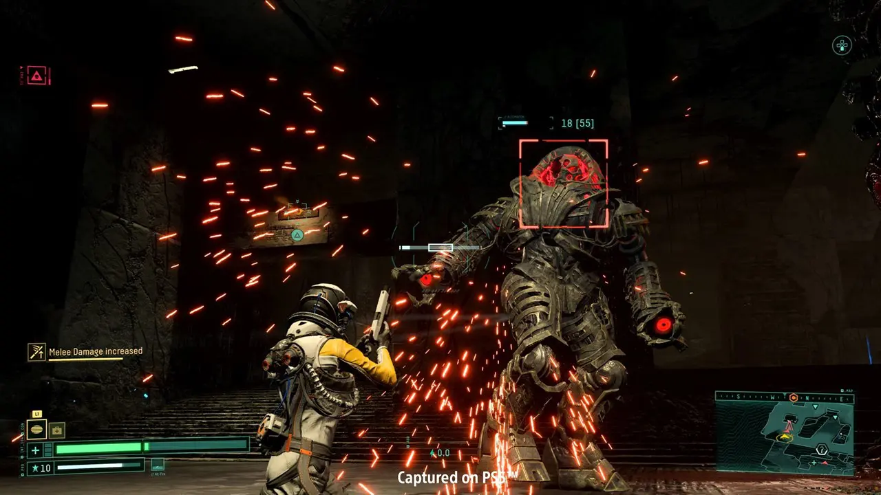 Cena de gameplay de Returnal em que Selene atira em um monstro do planeta Atropos.