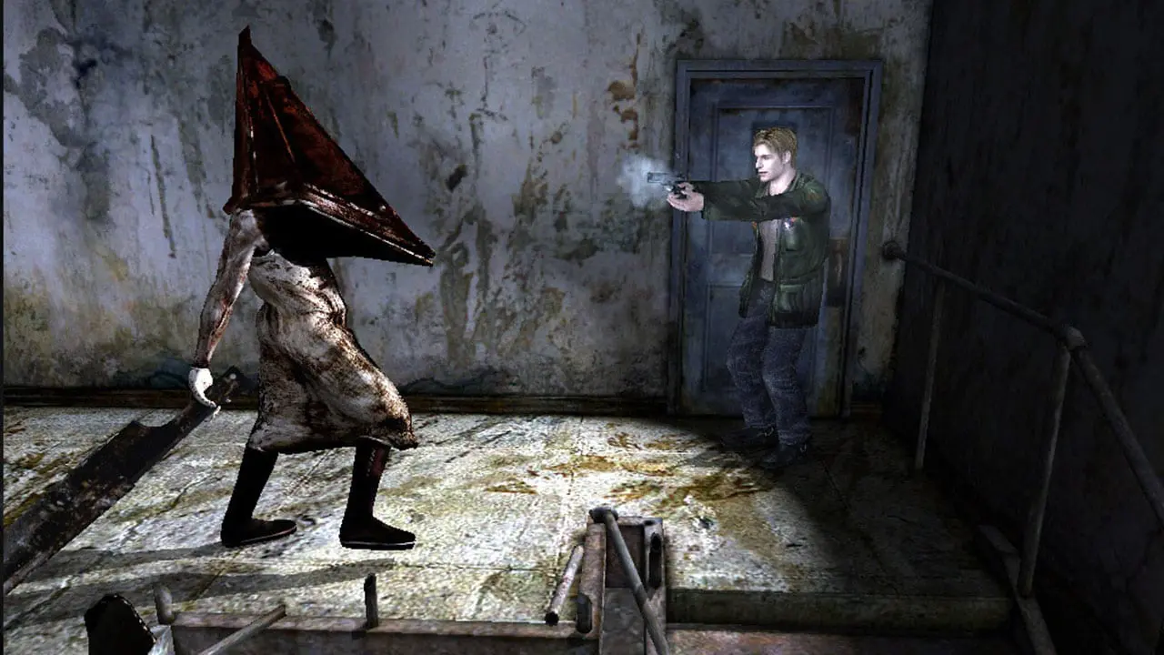 Imagem de Silent Hill 2, um dos melhores jogos de PlayStation 2, mostrando o protagonista, James Sunderland, sendo pego pelo temível Pyramid Head, vilão da franquia.
