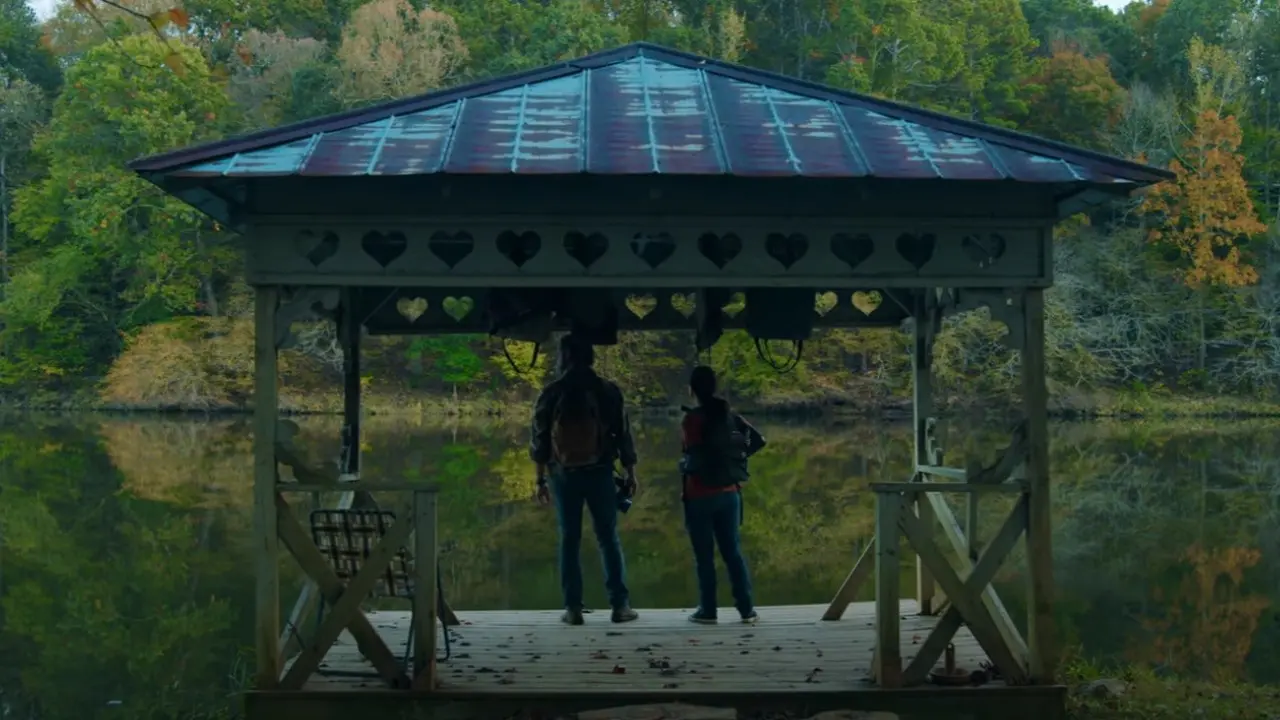 Atores e fãs interpretando Joel e Ellie em um filme amador de The Last of Us