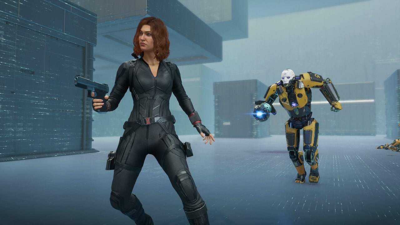 Marvel's Avengers pode receber skins do universo cinematográfico em breve 6 Imagem de Viúva Negra em Marvel's Avengers segurando uma arma com um inimigo indo atacar suas costas