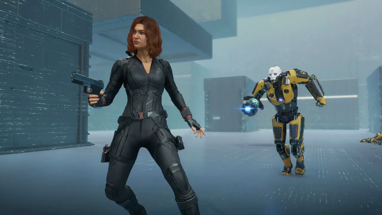 Imagem de Viúva Negra em Marvel's Avengers segurando uma arma com um inimigo indo atacar suas costas