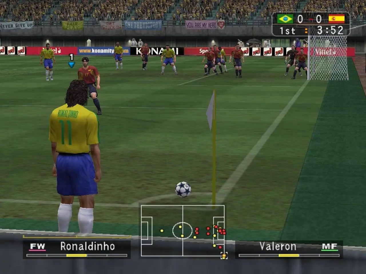 Imagem de Winning Eleven 7, jogo de PlayStation 2, com jogadores em campo e Ronaldinho Gaúcho pronto para bater o escanteio.