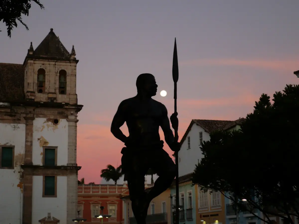 Silhueta da estátua de Zumbi dos Palmares no Palourinho, Bahia, que inclusive seria um ótimo palco para um novo game da franquia Assassin's Creed.