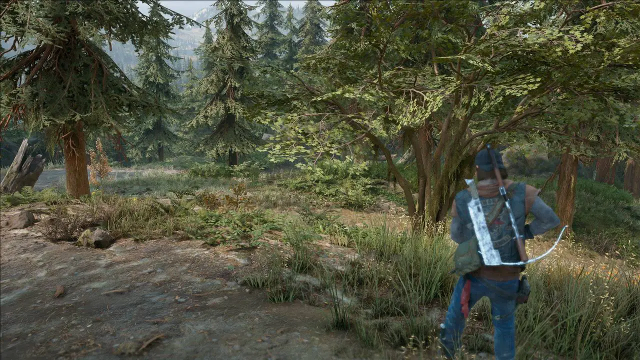 Imagem do protagonista de Days Gone para PC de costas segurando uma arma em uma floresta