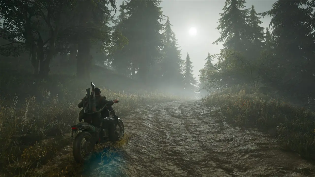 Imagem do protagonista de Days Gone para PC montado em sua moto passando por uma floresta