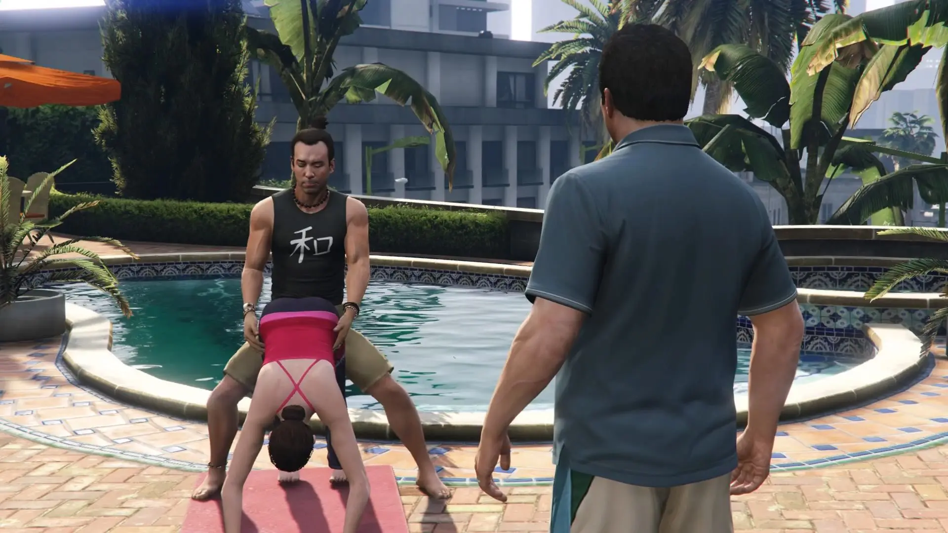 Personagem Michael de GTA V olhando dois personagens em frente de uma piscina.