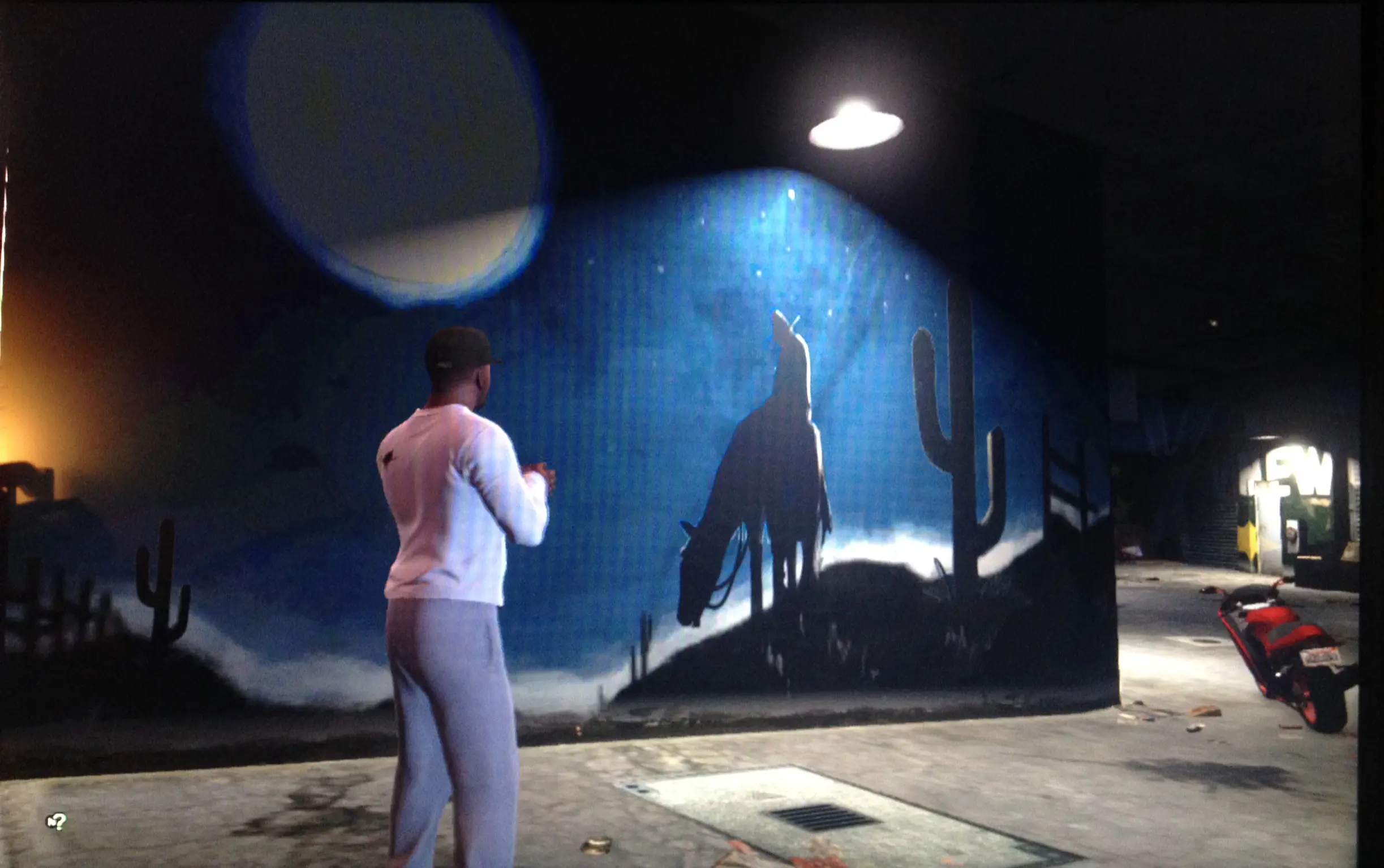 Personagem de GTA V encarando um mural pichado que tem o desenho de um homem em cima de um cavalo.