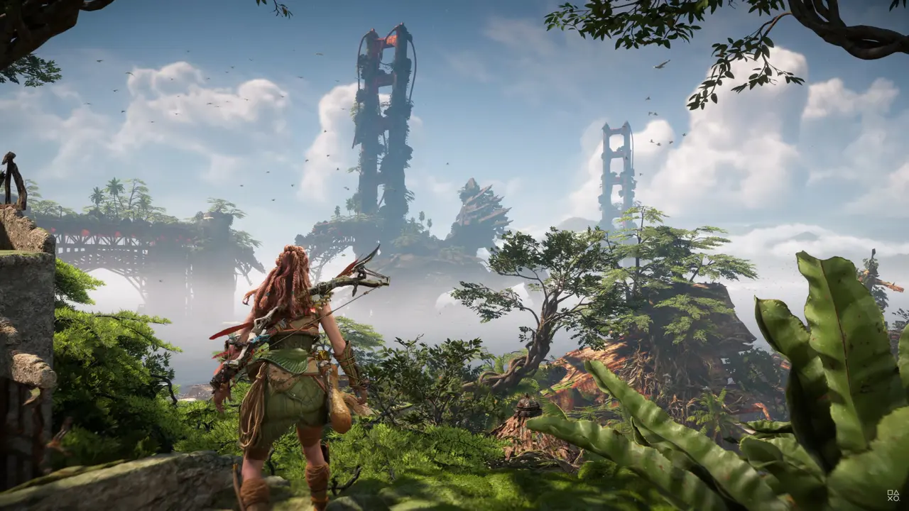 Imagens de Horizon Forbidden West com a protagonista Aloy de costas em um cenário com vegetação e uma ponte ao fundo