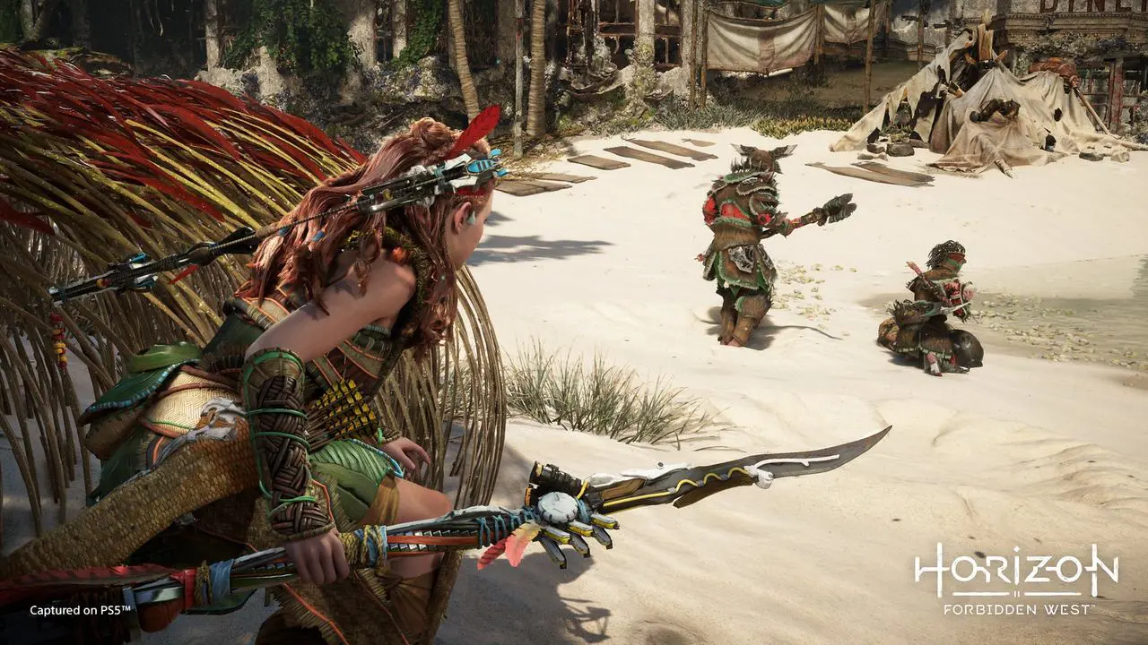 Imagens de Horizon Forbidden West com a protagonista Aloy se escondendo de inimigos