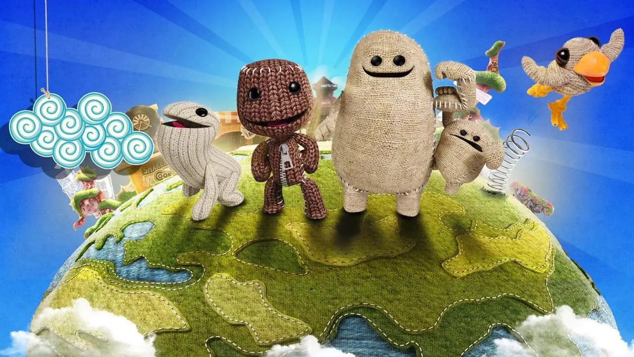 Imagem de capa do jogo LittleBigPlanet com o protagonista ao lado de outros personagens, em cima de um pequeno planeta