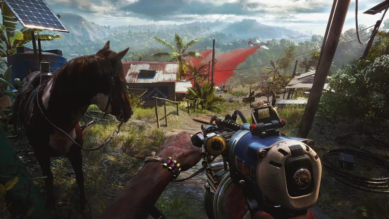Imagem de capa com o protagonista de Far Cry 6 segurando uma arma e um cavalo na sua frente, em uma região com vegetação